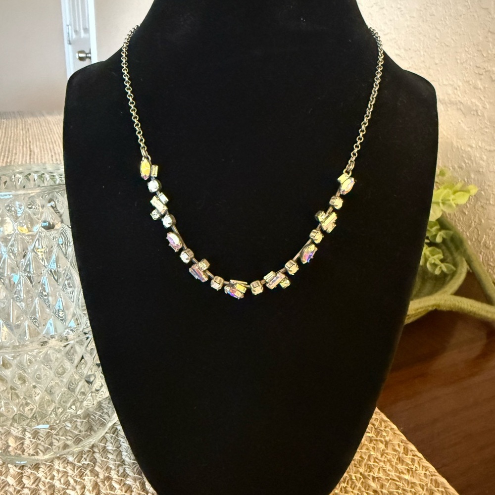 Elegant Gold Sorrelli Necklace with Iridescent Accents